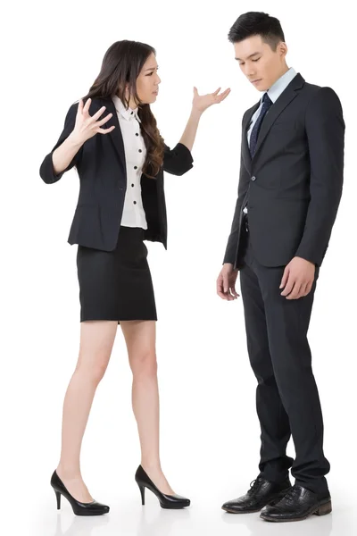 Wütende Geschäftsfrau schreit einen Mann an — Stockfoto