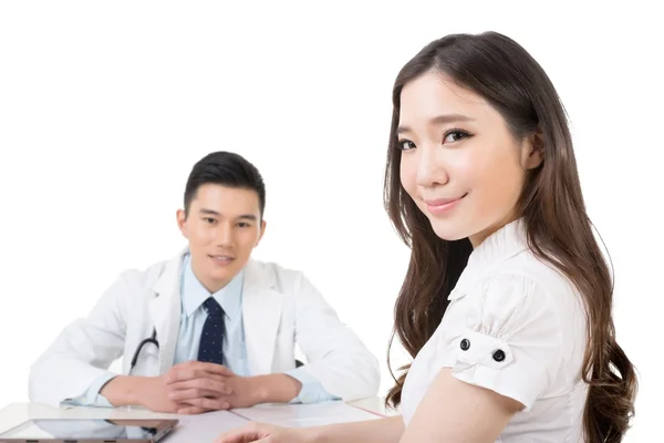 Woman look for a doctor — Stock Photo, Image