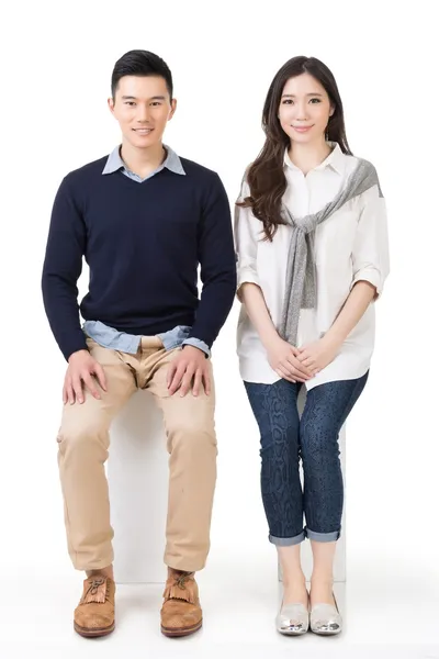 亚洲对年轻夫妇坐的肖像 — 图库照片