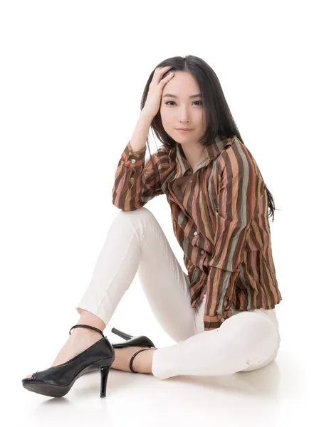 Sexig asiatisk skönhet sitter på marken — Stockfoto