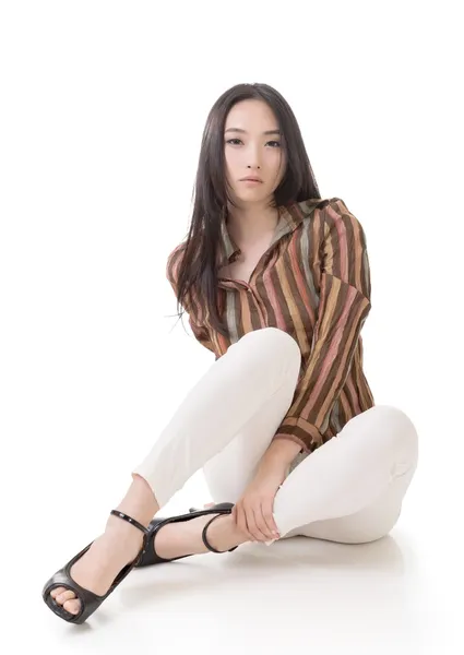 坐在地面上的性感亚洲美女 — 图库照片