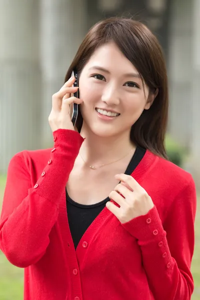 Lächelnd asiatische junge Frau nehmen einen Anruf — Stockfoto
