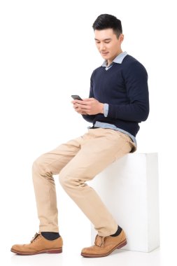 oturup smartphone cep telefonu ile mesaj okuyun