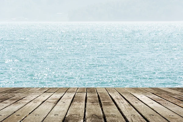 Озеро с деревянной поверхностью — стоковое фото