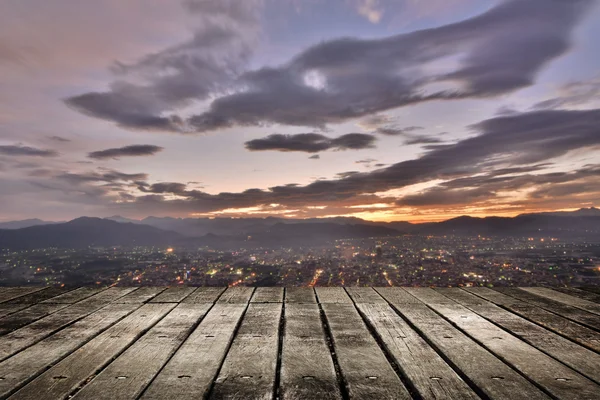 Tramonto della città con terreno in legno — Foto Stock