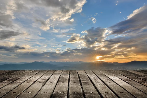 Tramonto della città con terreno in legno — Foto Stock