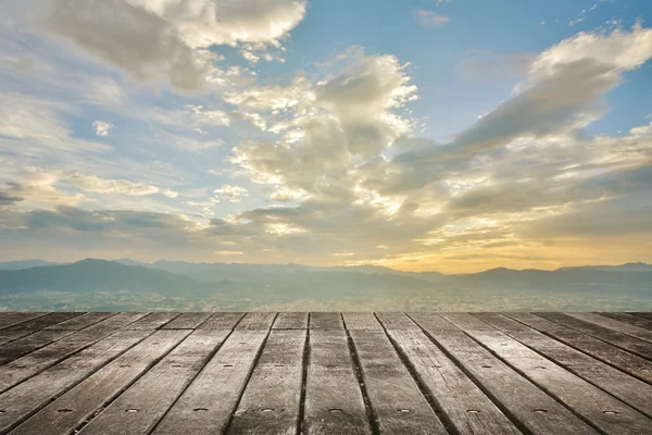 Tramonto della città con terreno in legno — Foto Stock