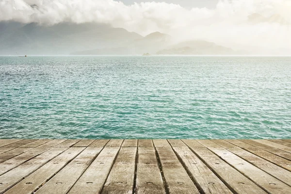 Lago con terreno in legno — Foto Stock