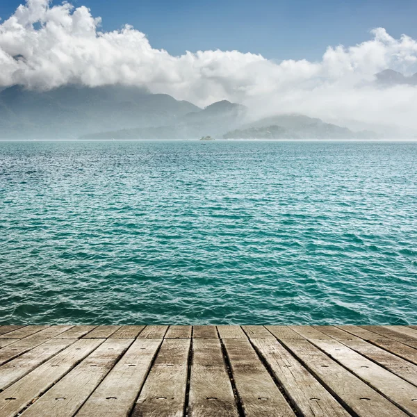 Lago com chão de madeira — Fotografia de Stock