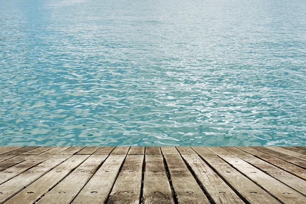 木製の地面の湖 — ストック写真
