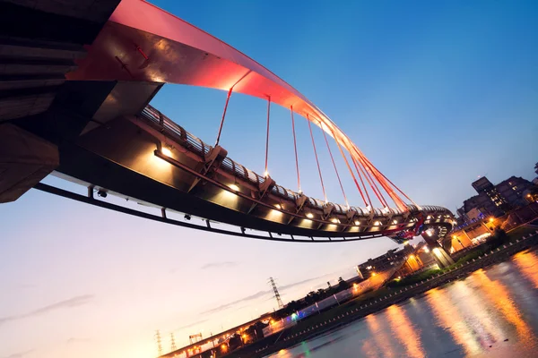 Paysage nocturne de la ville avec beau pont — Photo