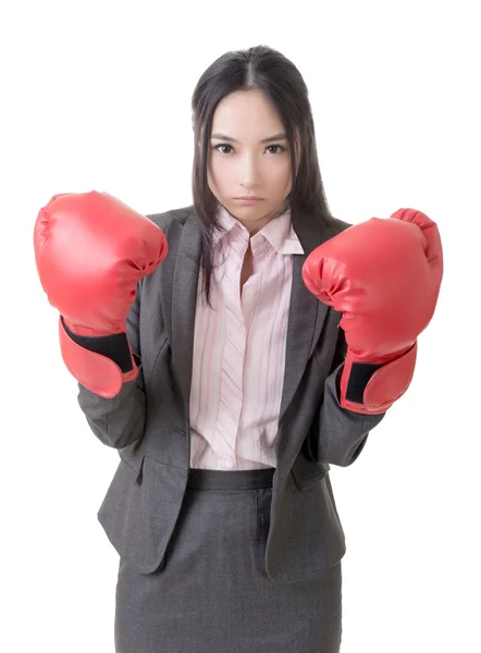 Donna d'affari con guanti da boxe — Foto Stock