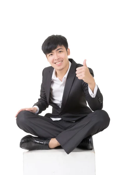 Azjatycki biznesmen siedzieć i daje doskonały sygnał — Zdjęcie stockowe