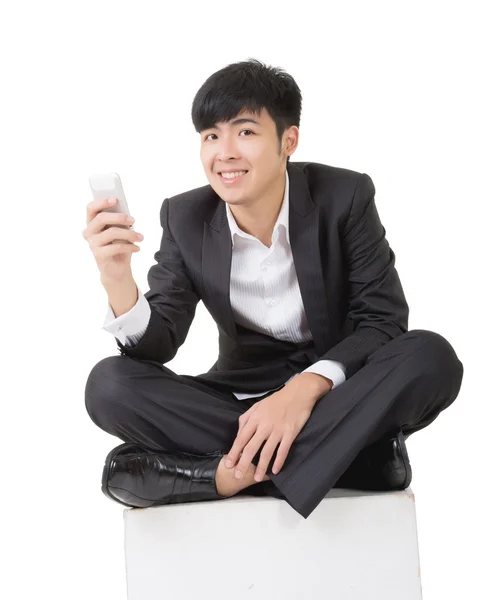 Ασιατικές επιχειρηματία να καθίσω και να χρησιμοποιήσω έξυπνο τηλέφωνο — Φωτογραφία Αρχείου