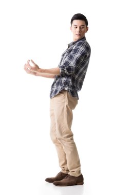 Asyalı genç adam taşımak ya da bir şey almak