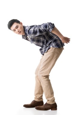 Asyalı genç adam taşımak ya da bir şey almak