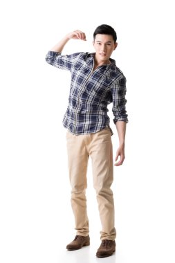 Asyalı genç adam taşımak ya da bir şey almak