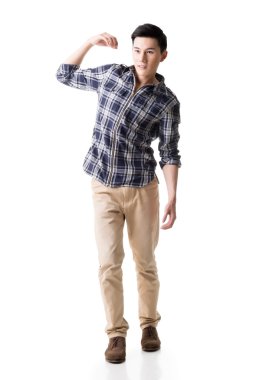 Asyalı genç adam taşımak ya da bir şey almak