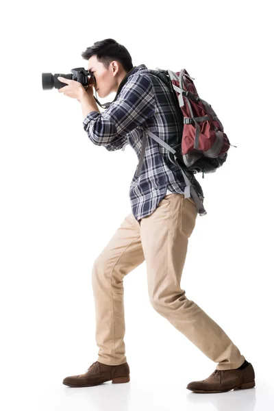 Ασιατικές νεαρό αρσενικό backpacker τραβήξετε μια φωτογραφία — Φωτογραφία Αρχείου