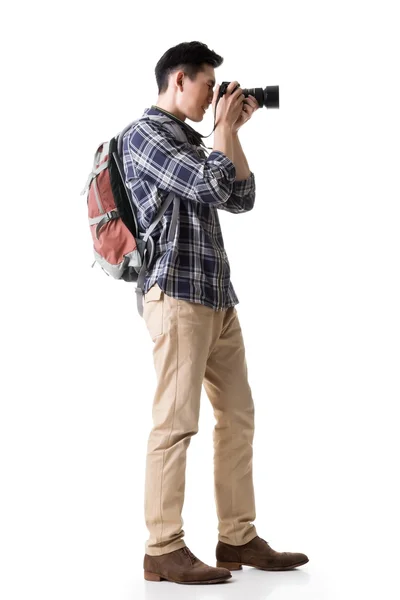 Asiatiska unga manliga backpacker tar en bild — Stockfoto