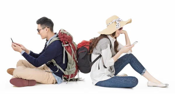 Aziatische jonge paar reizen en het gebruik van mobiele telefoon — Stockfoto