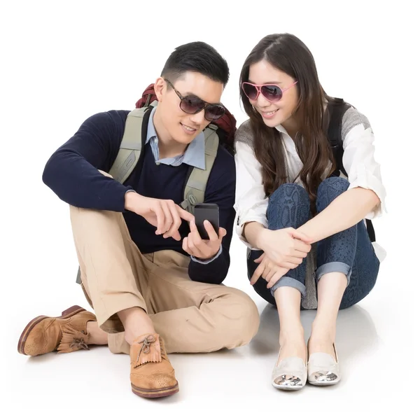 Asiático jovem casal viajando e usando telefone celular — Fotografia de Stock