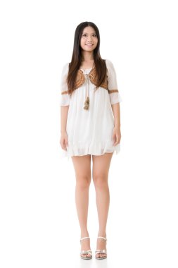 Asyalı kadın ile beyaz kısa elbise