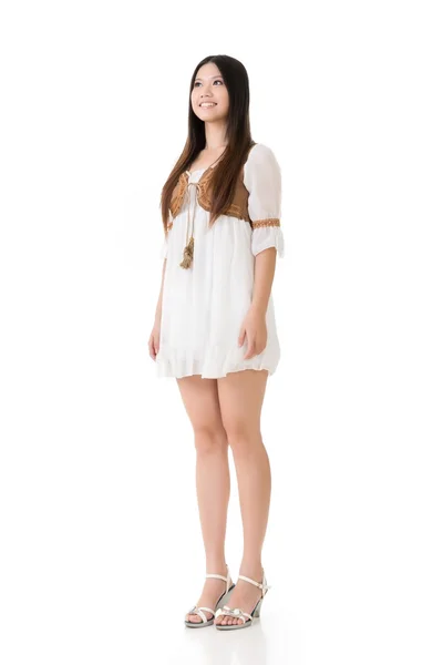 Asyalı kadın ile beyaz kısa elbise — Stok fotoğraf