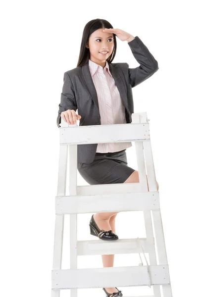 Asiatiska affärskvinna klättra en stege — Stockfoto