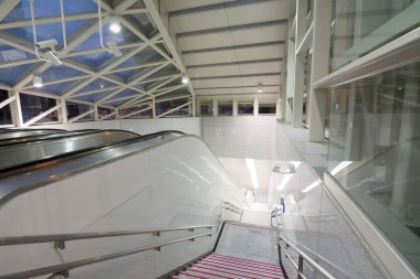 Geceleri yürüyen merdiven