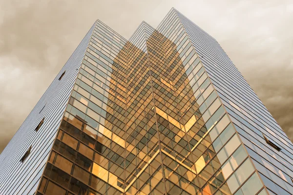 Grattacielo ufficio sotto il cielo drammatico — Foto Stock
