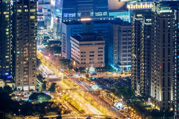 Noche de ciudad moderna con rascacielos y coches ligeros —  Fotos de Stock