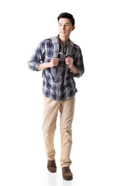 Asyalı genç seyahat adam yürüyor