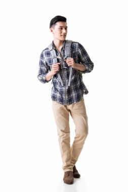 Asyalı genç seyahat adam yürüyor