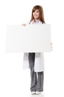 Pano tutan Asyalı doktor kadın