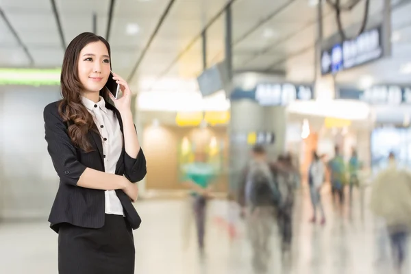 Asian business woman talking on cellphone — Stock Photo, Image