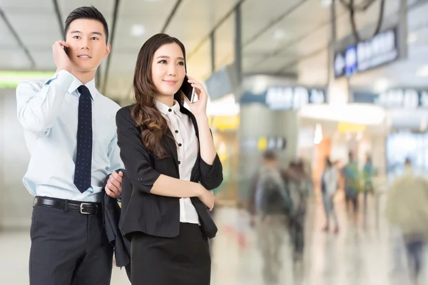 Asiático de negocios hombre y mujer hablando en el teléfono celular —  Fotos de Stock