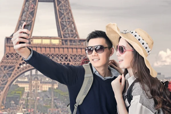 Asian couple travel and take a selfie — Stock Photo, Image