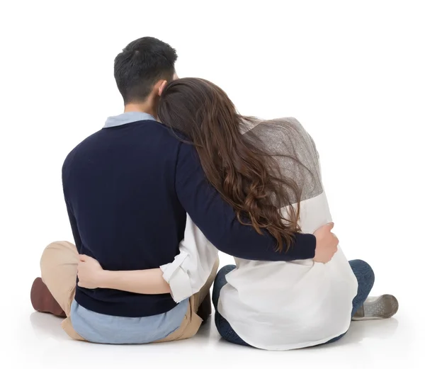 Asiatisches Paar sitzt auf dem Boden — Stockfoto