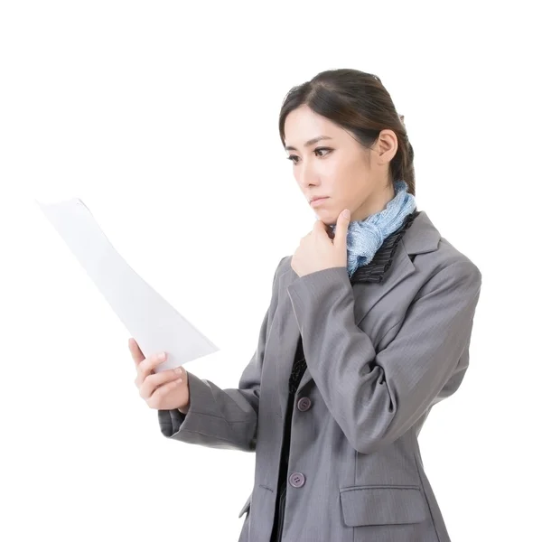 Biznes kobieta trzyma pliku dokumentu papieru — Zdjęcie stockowe