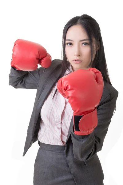 Mujer de negocios con guantes de boxeo — Foto de Stock