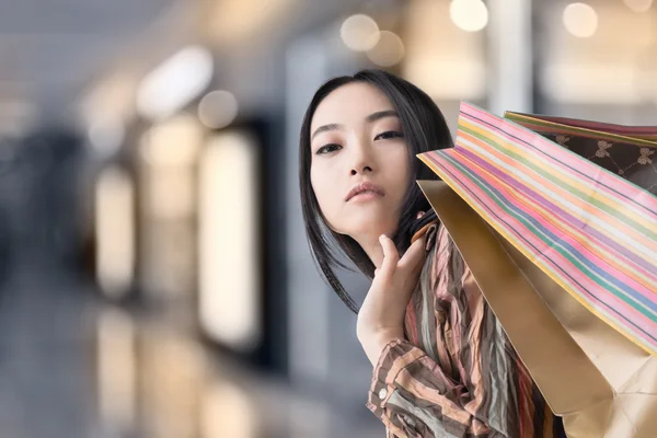 Elegante mulher asiática compras — Fotografia de Stock