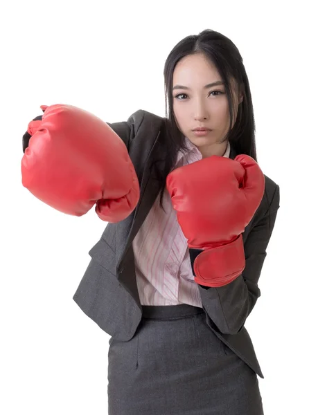 Ділова жінка з боксерськими рукавичками — стокове фото