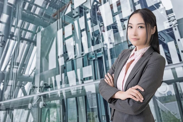 Attraktive asiatische Geschäftsfrau — Stockfoto