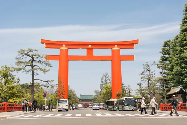 Grote rode torii in heian-jingu shrine — Stockfoto