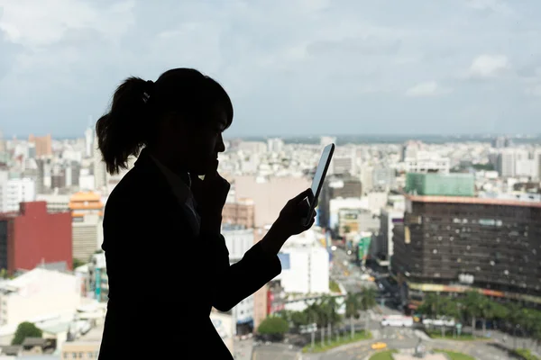 Mujer usando tableta — Foto de Stock