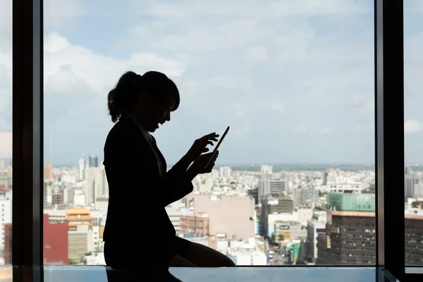 Mujer usando tableta — Foto de Stock