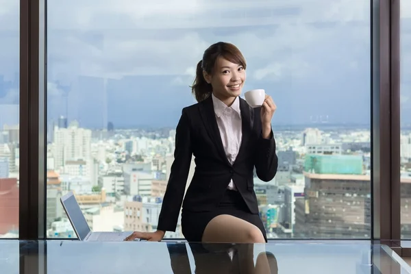 Asian business woman take a break — Stock Photo, Image