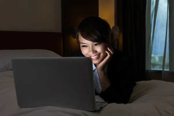 Zakenvrouw werken in hotel — Stockfoto