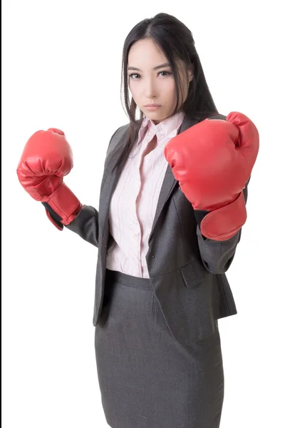 Mulher de negócios com luvas de boxe — Fotografia de Stock